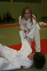 Judoka macht Wurfübungen