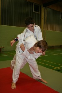 Judoka macht Würfübungen