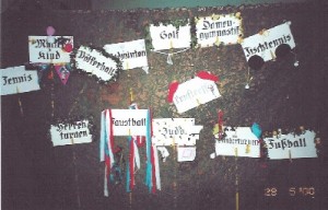 Schilder mit den Spartenangeboten im Jahr 2000