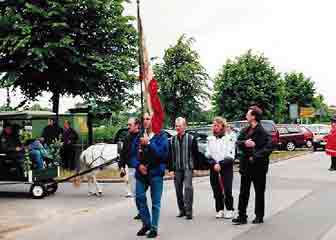 Umzug im Jahr 2000, vorn im Bild die Fahne des TSV mit Flaggenträger Burkhard Dittmann, gefolgt von den Mitgliedern des Vorstands