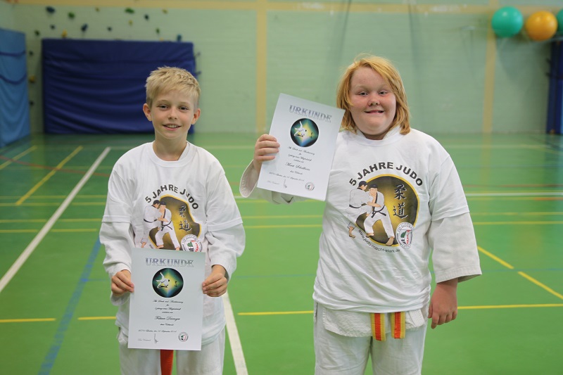 Fabian und Marit werden für 5 Jahre Judo geehrt.