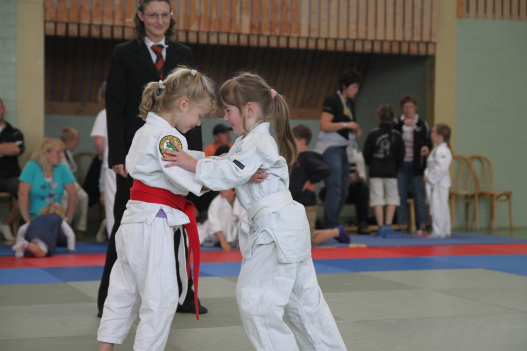 Zwei junge Judoka im Wettkampf